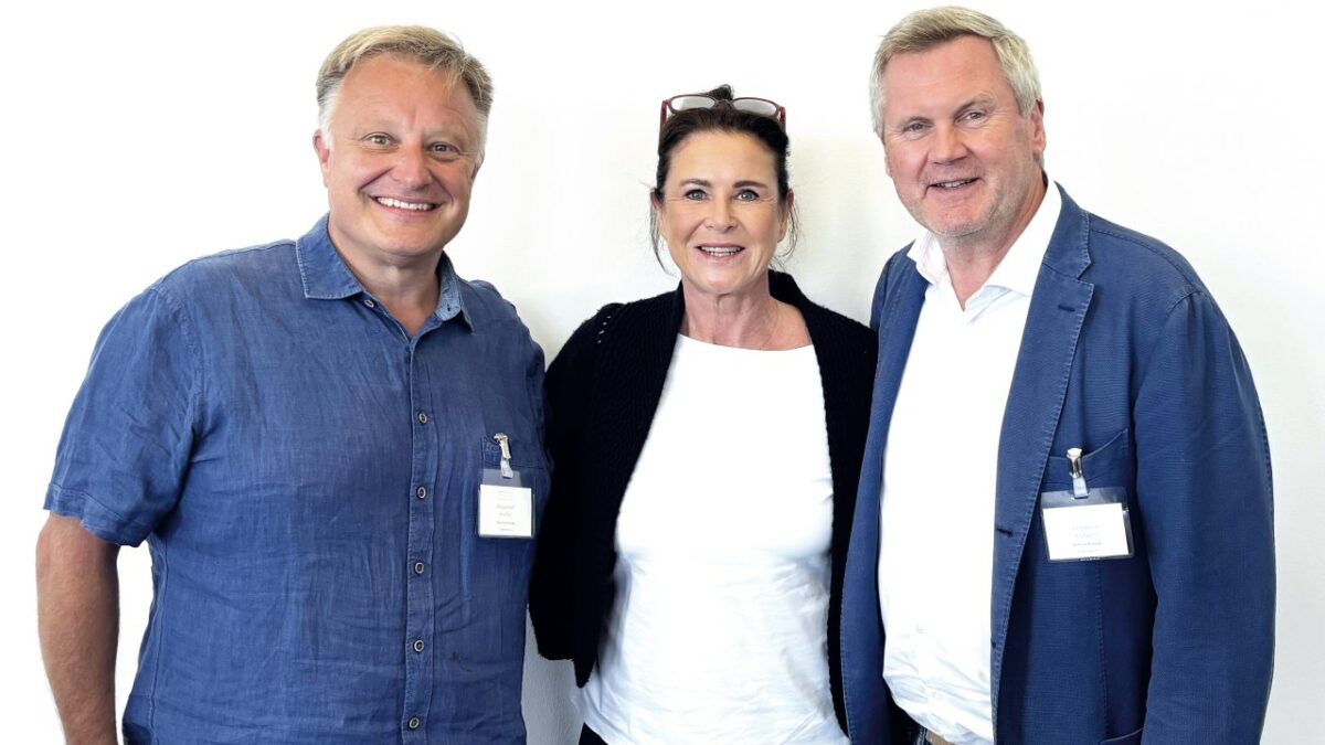V. l.: Alexander Knebel, bisheriger Gesellschafter der AKE-Gruppe, und Claudia Rudigier sowie Dr. Siegmund Rudigier, Geschäftsführer CSSP (Bild: AKE).