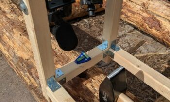 In einer der ersten Machbarkeitsstudien wurde mit diesem Versuchsaufbau unter kontrollierten Bedingungen Holz angeschlagen und die akustischen Daten mit Mikrofonen erfasst (Bild: Fraunhofer IDMT).