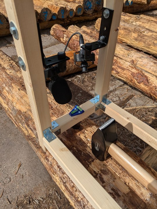In einer der ersten Machbarkeitsstudien wurde mit diesem Versuchsaufbau unter kontrollierten Bedingungen Holz angeschlagen und die akustischen Daten mit Mikrofonen erfasst (Bild: Fraunhofer IDMT).
