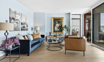 Im Wohnbereich wird die »Landhausdiele 138« zur ruhigen Bühne für Kunst, Designklassiker und den Blick nach draußen (Bild: Thor Birger Brobakken).