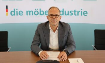 Verbandsgeschäftsführer Jan Kurth berichtete in Köln über die Geschäftsentwicklung der deutschen Möbelindustrie im ersten Halbjahr 2026 (Bild: VDM).
