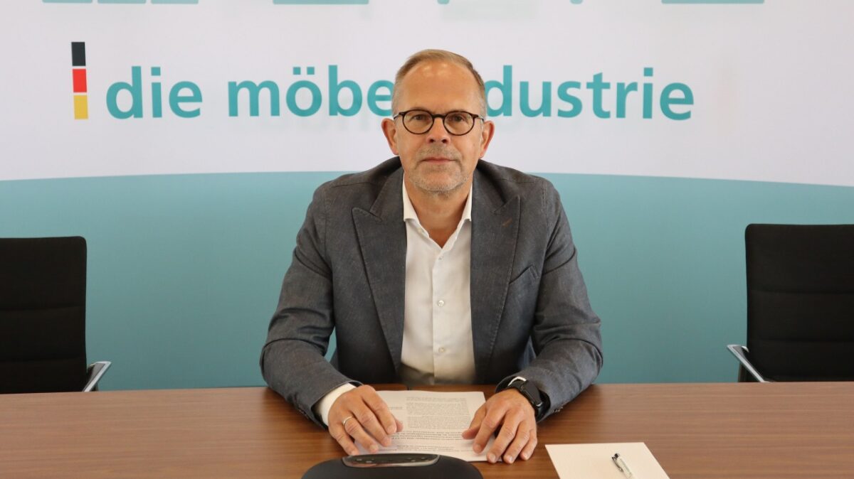 Verbandsgeschäftsführer Jan Kurth berichtete in Köln über die Geschäftsentwicklung der deutschen Möbelindustrie im ersten Halbjahr 2026 (Bild: VDM).