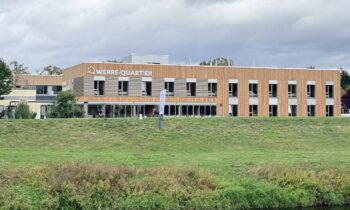Das unmittelbar neben der Lehrfabrik angesiedelte Boardinghouse soll dem Fachkräftemangel entgegenwirken und neue Möglichkeiten für die Aus- und Weiterbildung sowie für ein branchenübergreifendes Onboarding in Ostwestfalen-Lippe schaffen (Bild: VHK).