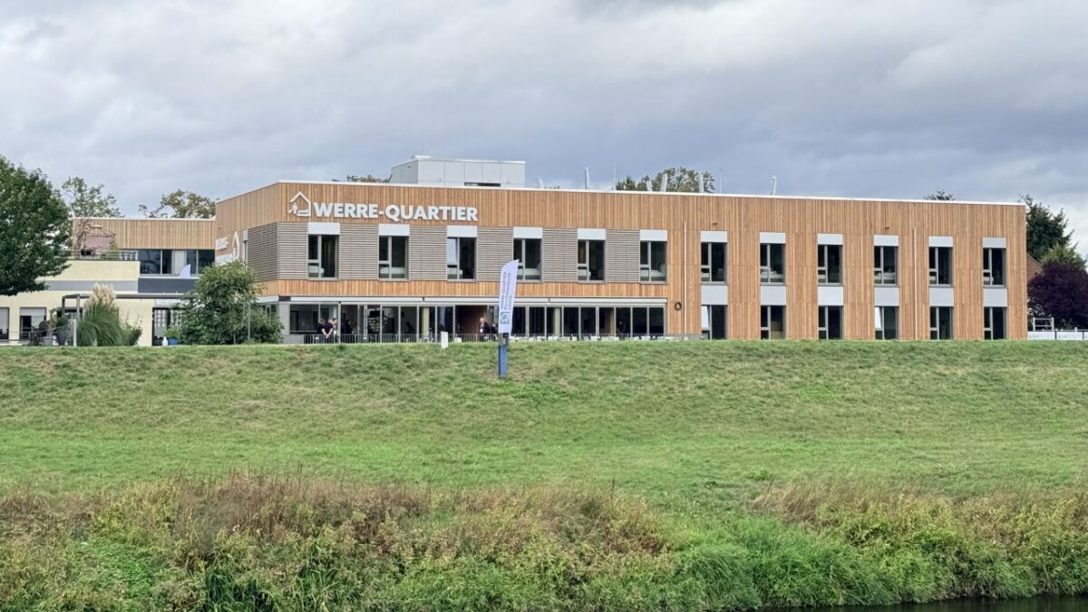 Das unmittelbar neben der Lehrfabrik angesiedelte Boardinghouse soll dem Fachkräftemangel entgegenwirken und neue Möglichkeiten für die Aus- und Weiterbildung sowie für ein branchenübergreifendes Onboarding in Ostwestfalen-Lippe schaffen (Bild: VHK).