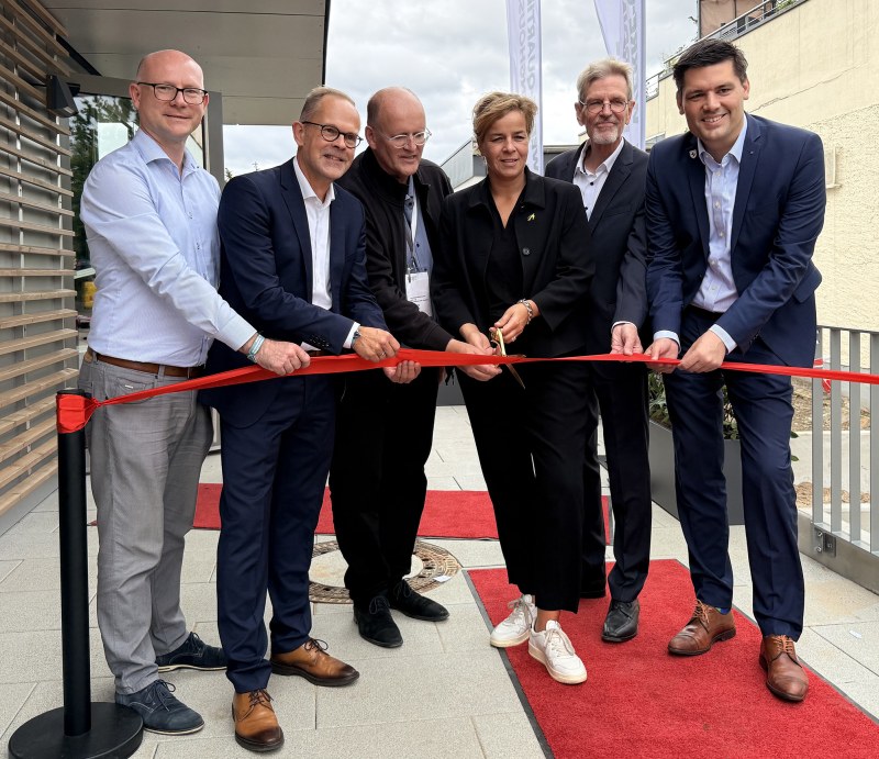 Feierliche Eröffnung (v. l.): Christian Antl (Bürgermeister der Stadt Löhne), Verbandsgeschäftsführer Jan Kurth, Lehrfabrik-Geschäftsführer Markus Kamann, NRW-Wirtschaftsministerin Mona Neubaur, Norbert Burmann (Beiratsvorsitzender Werre-Quartiers Boardinghouse) und Landrat Mirco Schmidt (Bild: VHK).