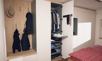 Der deckenhohe Wandschrank nach dem Einbau beim Kunden mit ausziehbarem Tablarboden für zusätzliche Ablagefläche (Bild: Marco Rothbrust).