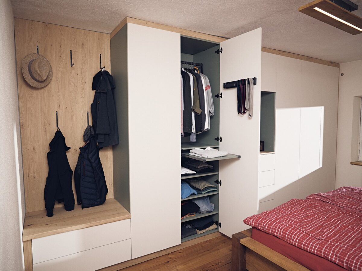 Der deckenhohe Wandschrank nach dem Einbau beim Kunden mit ausziehbarem Tablarboden für zusätzliche Ablagefläche (Bild: Marco Rothbrust).
