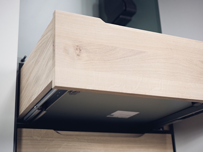 Die Holzschubkästen in Eiche massiv laufen auf »Actro 5D«-Führungen von Hettich, die besonders stabil und leichtläufig sind (Bild: Marco Rothbrust).