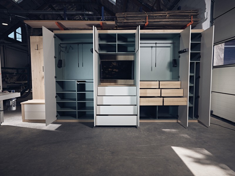 Testaufbau des deckenhohen Kleiderschranks in der Werkstatt (Bild: Marco Rothbrust).