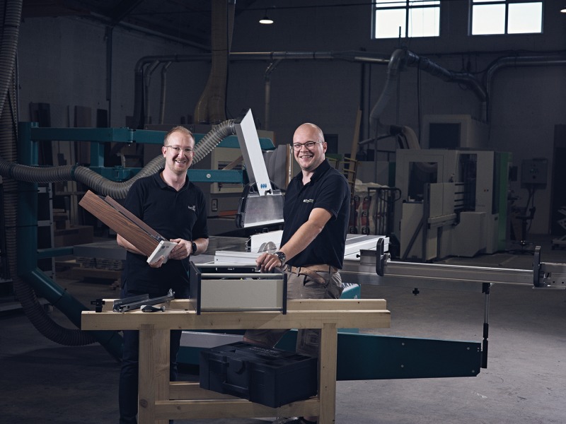 Robin Sandmann von Hettich und Marvin Rawert (Bild: Marco Rothbrust).