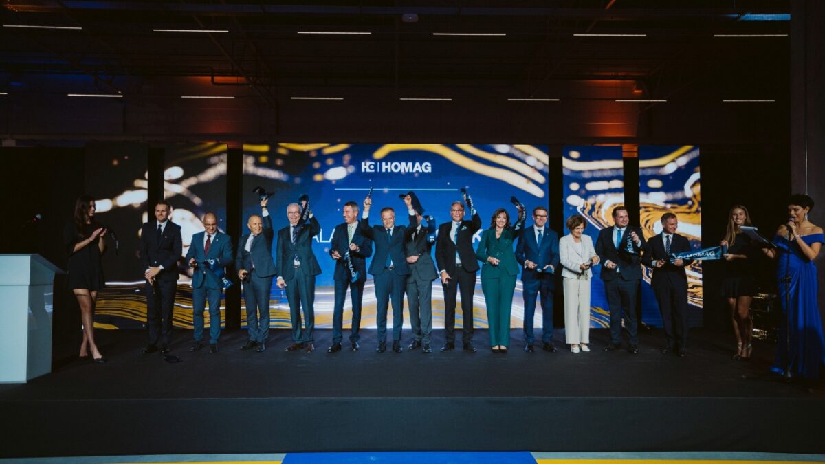 Das Management der Dürr AG und der HOMAG Group AG sowie die lokale Geschäftsführung bei der offiziellen Eröffnung des neuen Standorts (Bild: Homag).