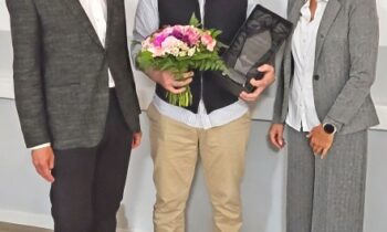 »Treppenmeister des Jahres«: Valentin Bickelmann (Mitte) nahm auf der Jahrestagung die Auszeichnung von Andrea und Thomas Köcher entgegen (Bild: Treppenmeister).