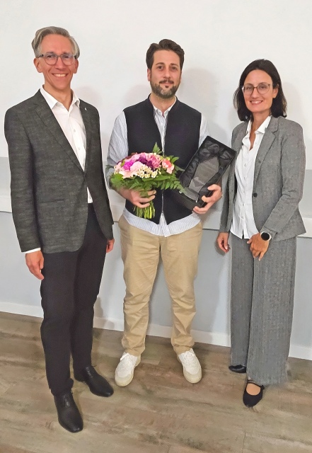 »Treppenmeister des Jahres«: Valentin Bickelmann (Mitte) nahm auf der Jahrestagung die Auszeichnung von Andrea und Thomas Köcher entgegen (Bild: Treppenmeister).