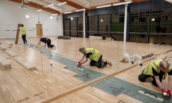 Verlegung des Sportbodens im Dance Studio der University of East Anglia (Bild: Boen/Bauwerk).