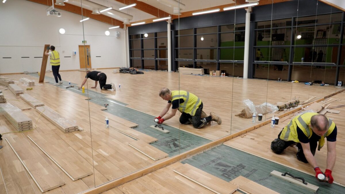 Verlegung des Sportbodens im Dance Studio der University of East Anglia (Bild: Boen/Bauwerk).