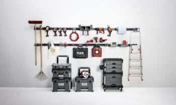 Das Wandsystem organisiert Werkzeuge und Zubehör mit werkzeuglos versetzbaren Haltern (Bild: Flex).