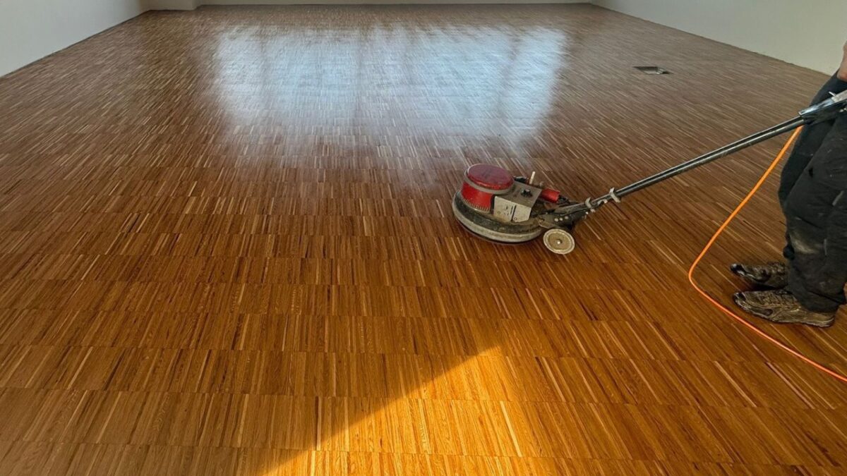 Das kalt aufgetragene Parkettöl wird mit einer Thermo-Pad-Maschine heiß in den Holzboden einpoliert (Bild: Natural/Lipfert).