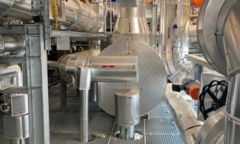 Die Modernisierung der Prozesswärmeversorgung bei Egger in Unterradlberg reduzierte den Erdgasverbrauch um weitere 80 % (Bild: Ness).