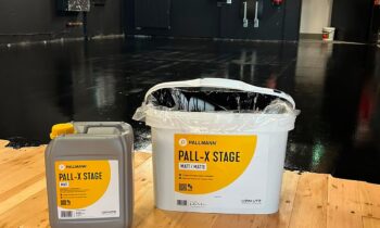 Die schwarze 2K-Versiegelung dient der deckenden Beschichtung von Holz- und Bühnenböden (Bild: Pallmann).