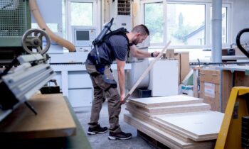 Das Rumpfbeuge-Exoskelett unterstützt beim Kommissionieren und Heben von Waren (Bild: J. Schmalz GmbH).