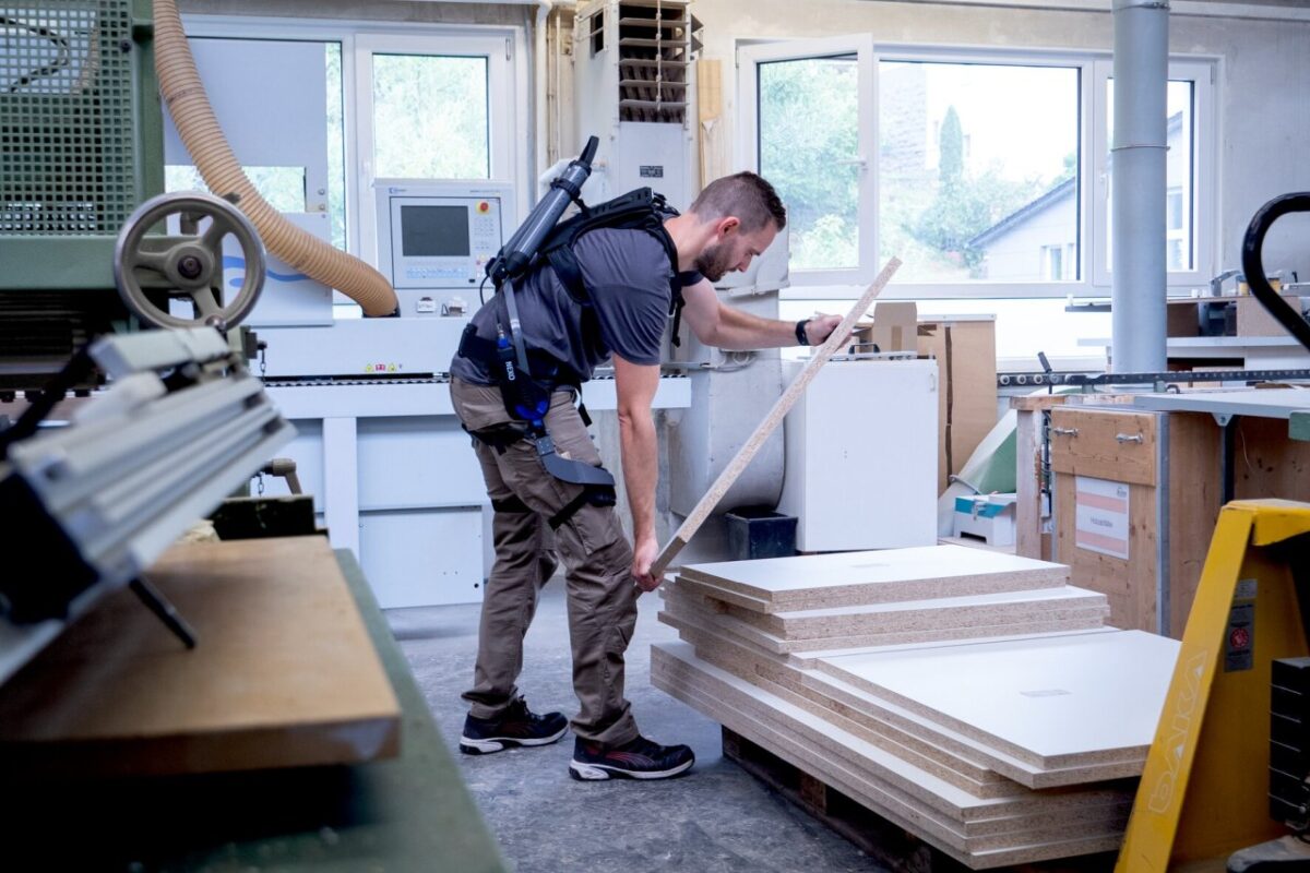 Das Rumpfbeuge-Exoskelett unterstützt beim Kommissionieren und Heben von Waren (Bild: J. Schmalz GmbH).