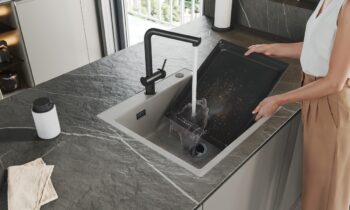 Die XL-Spüle ermöglicht die einfache Reinigung von Backblechen (Bild: systemceram).